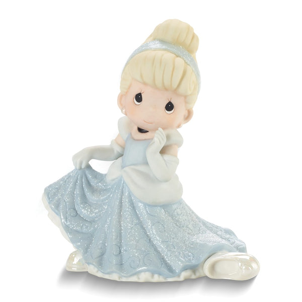 Precious Moments Disney Showcase DON'T LET THE MAGIC SLIP AWAY Cinderella With Slipper Figurine